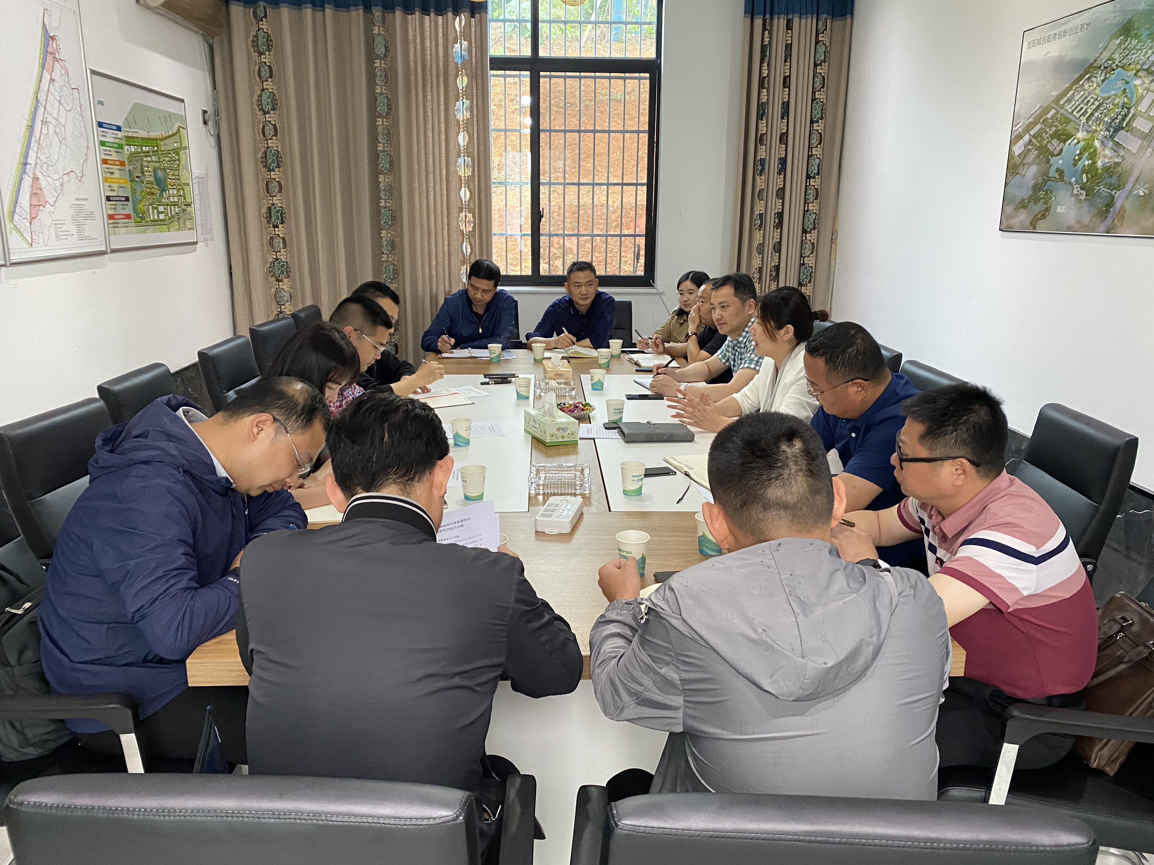 5.17云溪区常务副区长胡蝶在临港创新创业基地主持召开现场调度会.jpg 5.17云溪区常务副区长胡蝶在临港创新创业基地主持召开现场调度会.jpg