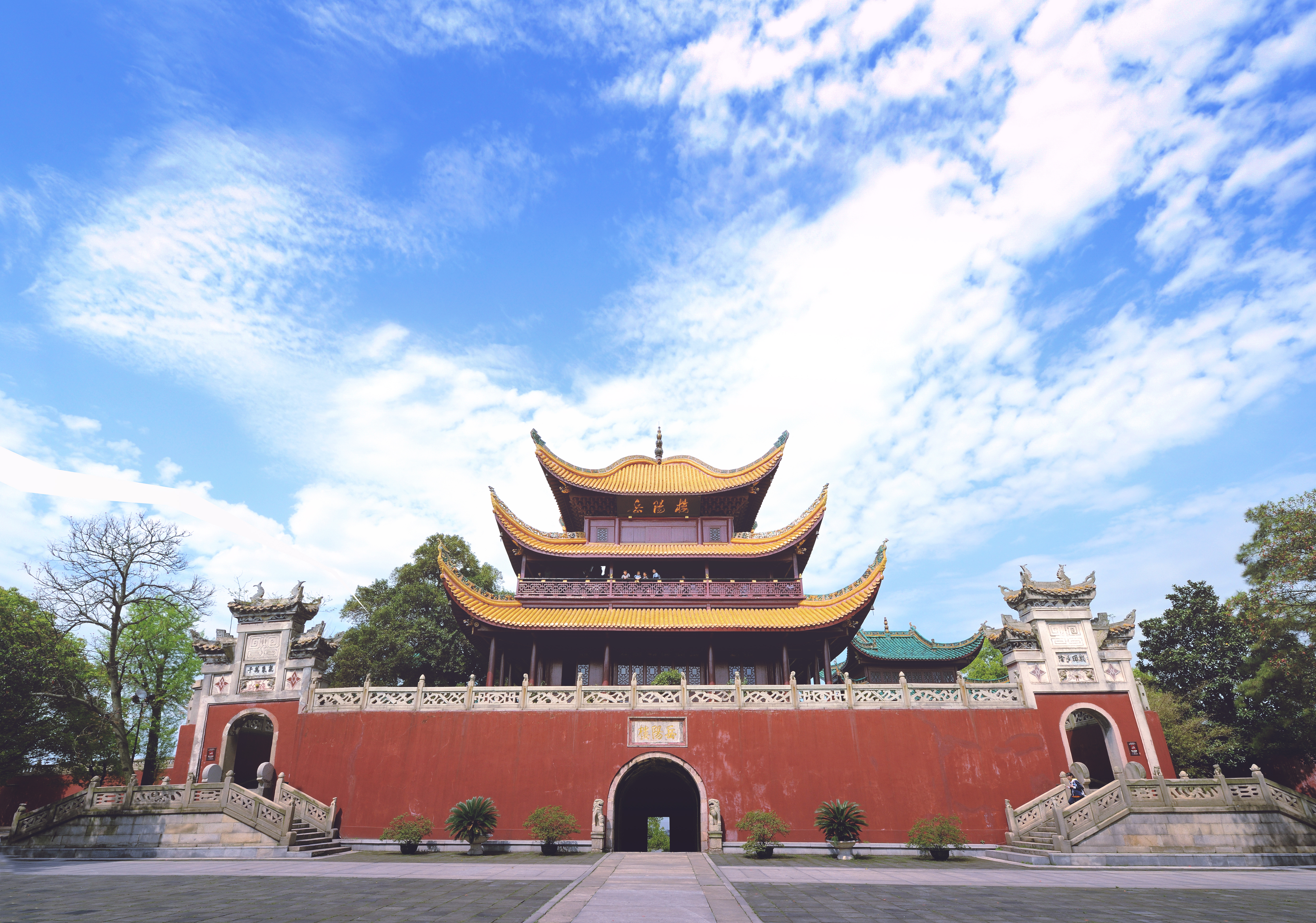 楼前广场 XIUXIU.jpg 楼前广场 XIUXIU.jpg